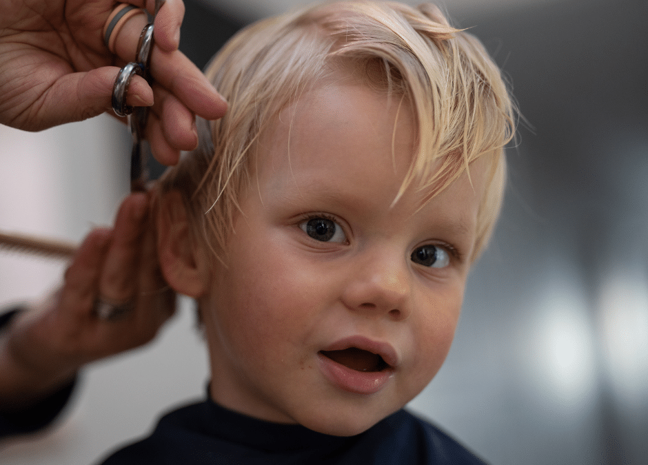 Jak dbać o włosy chłopca? Mycie, czesanie i pierwsze strzyżenie w TakToTu